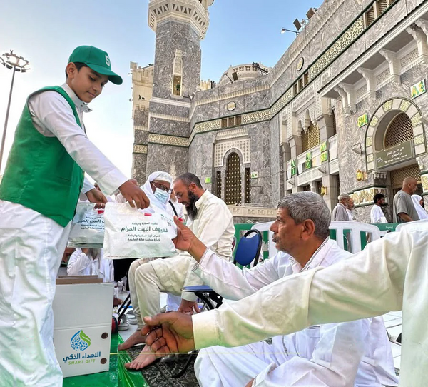 وجبات إفطار الصائمين في المسجد الحرام